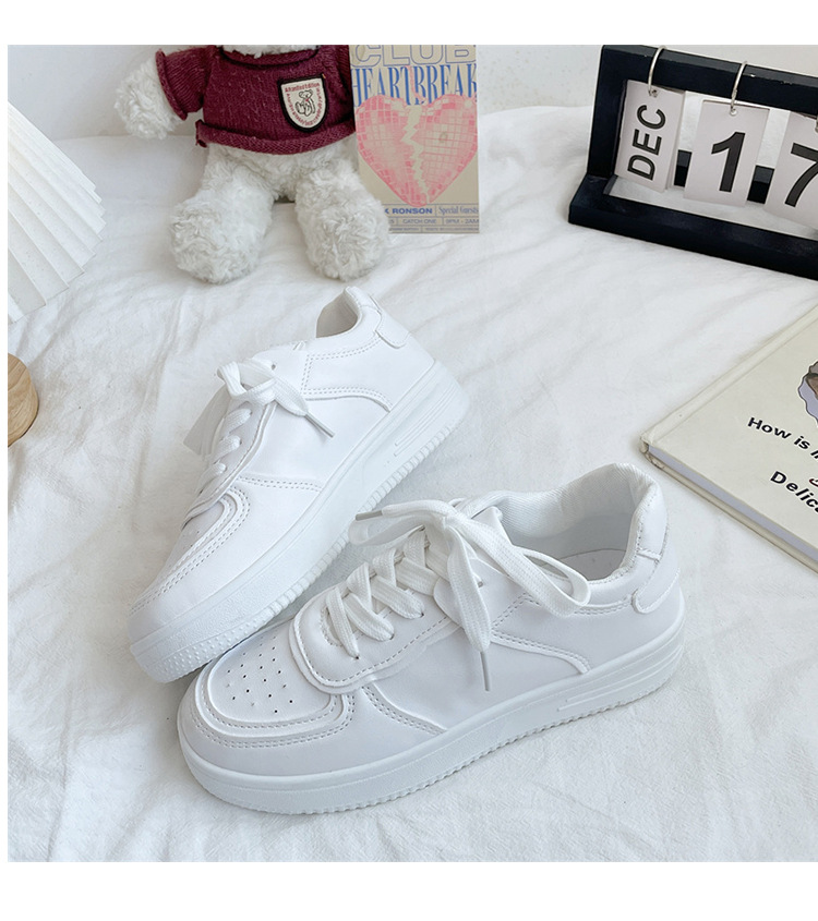 白コーデ 厚底白色運動靴 紐付きローカット脚長効果