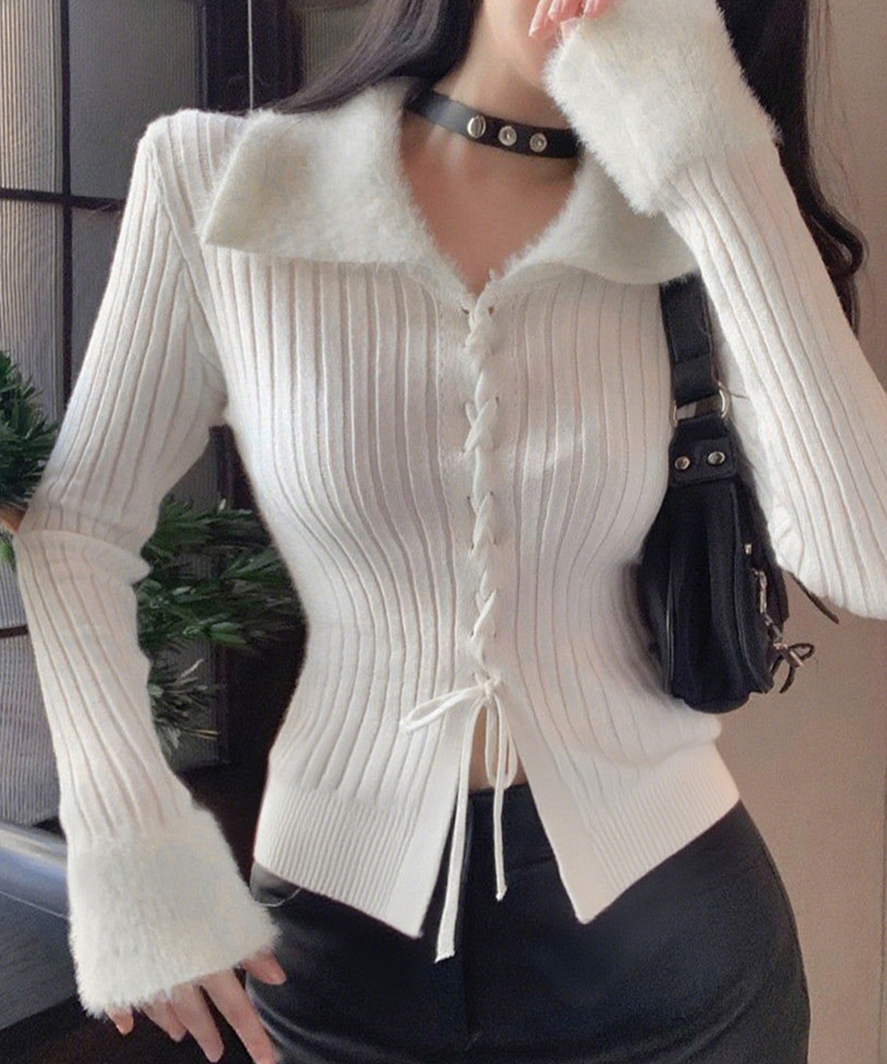 白コーデ ふわもこファー襟 編み上げリブニット 着やせトップス