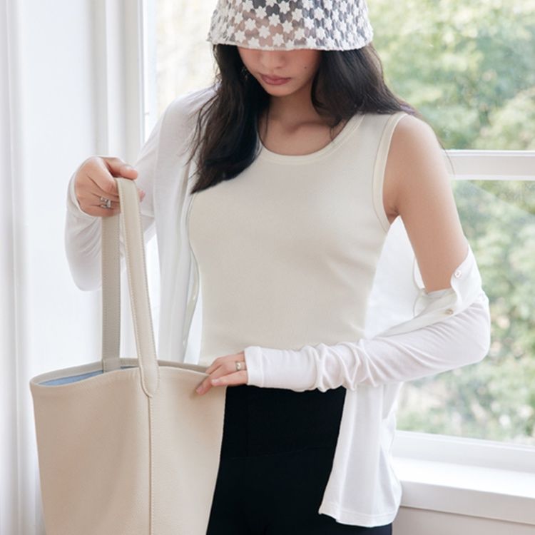 白コーデ すっきりノースリーブ定番Tシャツ