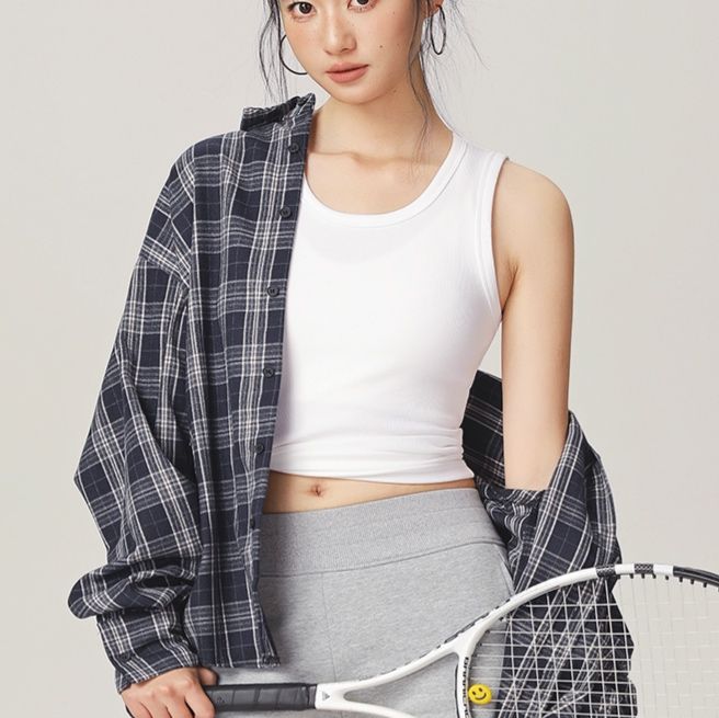 白コーデ すっきりノースリーブ定番Tシャツ