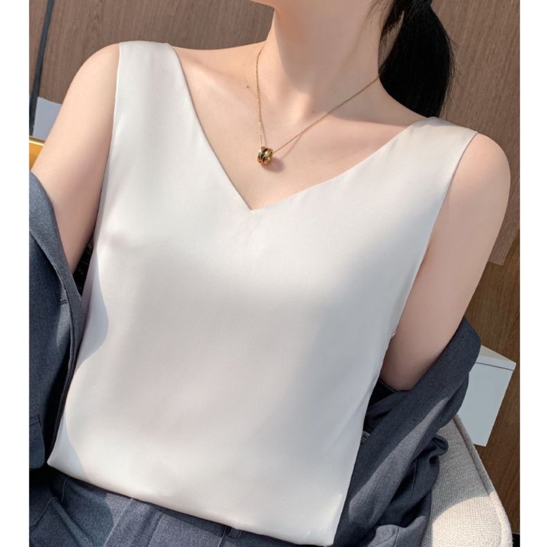 白コーデ 優美なＶネックノースリーブブラウス
