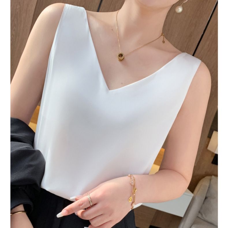 白コーデ 優美なＶネックノースリーブブラウス