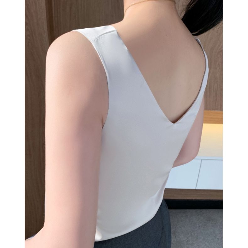 白コーデ 優美なＶネックノースリーブブラウス