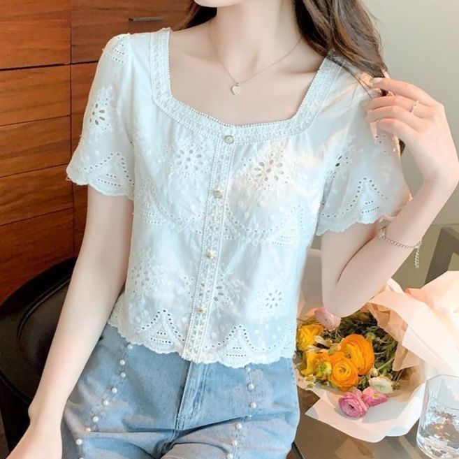 白コーデ 花刺繍スクエアネックブラウス