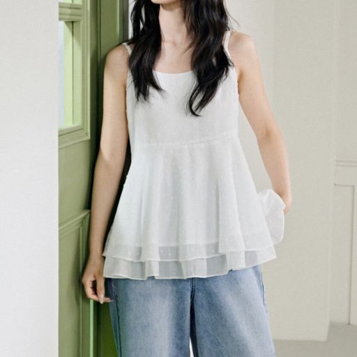 白コーデ 優美な二段フリルキャミブラウス
