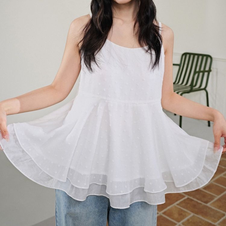 白コーデ 優美な二段フリルキャミブラウス