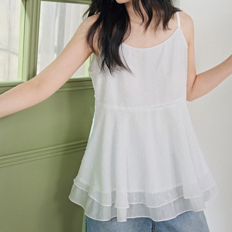 白コーデ 優美な二段フリルキャミブラウス