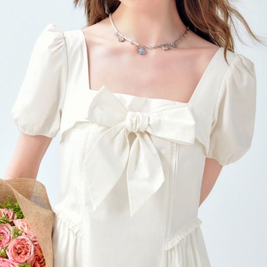 白コーデ リボン飾り付き優美パフスリーブワンピース
