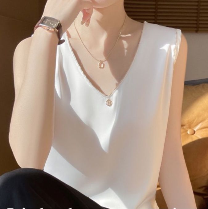 白コーデ 優美ノースリーブ深Vネック上着