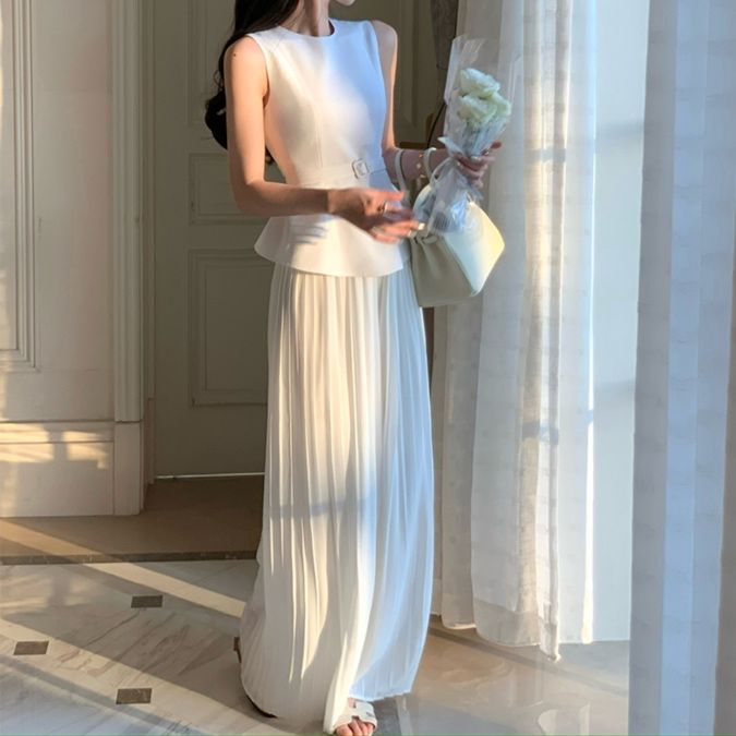 白コーデ 優美ペプラムノースリーブブラウス