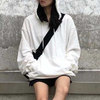 白コーデ ゆったりシルエット フード付きトップス
