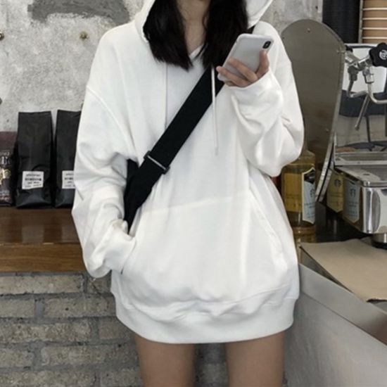 白コーデ ゆったりシルエット フード付きトップス