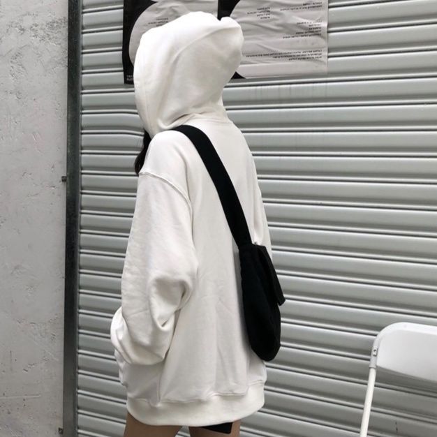 白コーデ ゆったりシルエット フード付きトップス