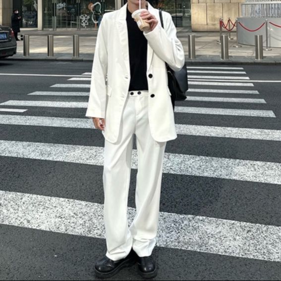 白コーデ 余裕シルエット ロング丈ジャケット
