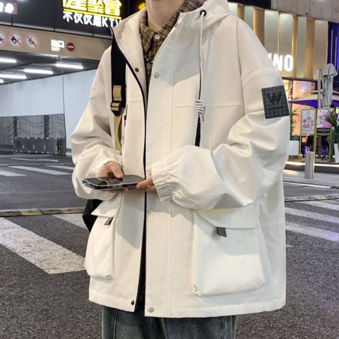 白コーデ 都会的機能性ポケットパーカー