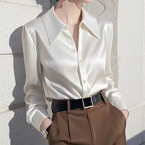 白コーデ 光沢感のある上質シャツ