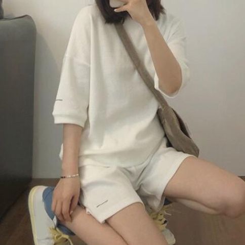 白コーデ ゆったりシルエット半袖セットアップ
