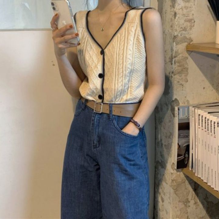 白コーデ ケーブル編み配色パイピングニットベスト