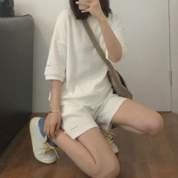 白コーデ ゆったりシルエット半袖セットアップ