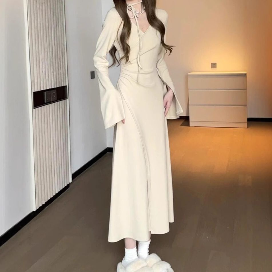 白コーデ 優美なフレア袖マキシワンピース