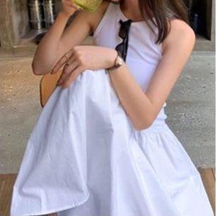 白コーデ ゆったりシルエットマキシワンピース