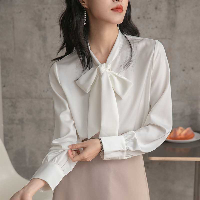 白シャツで作る洗練コーデ!おしゃれを引き立てるアイテム10選