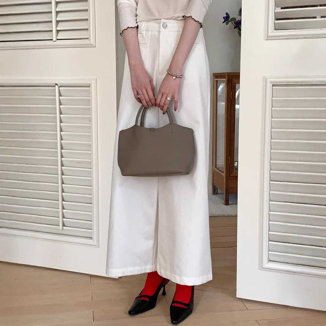 シャツコーデと合わせたい!白パンツおすすめ10選