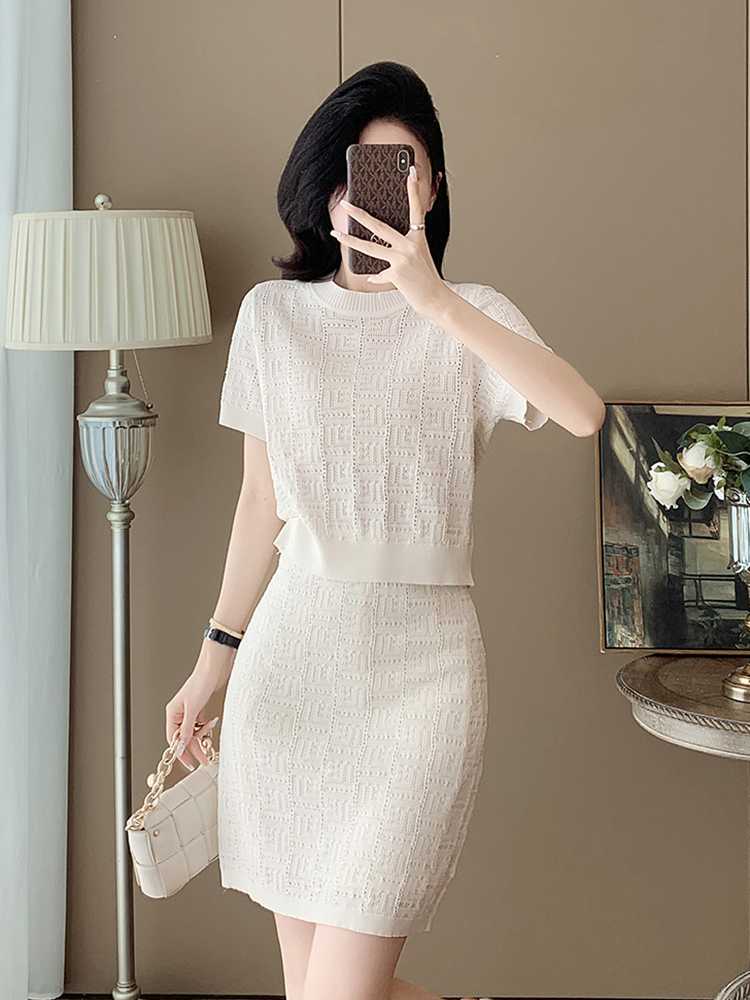 上品な印象が叶う!白ニットロングスカートコーデで魅せる洗練された美人スタイル5選