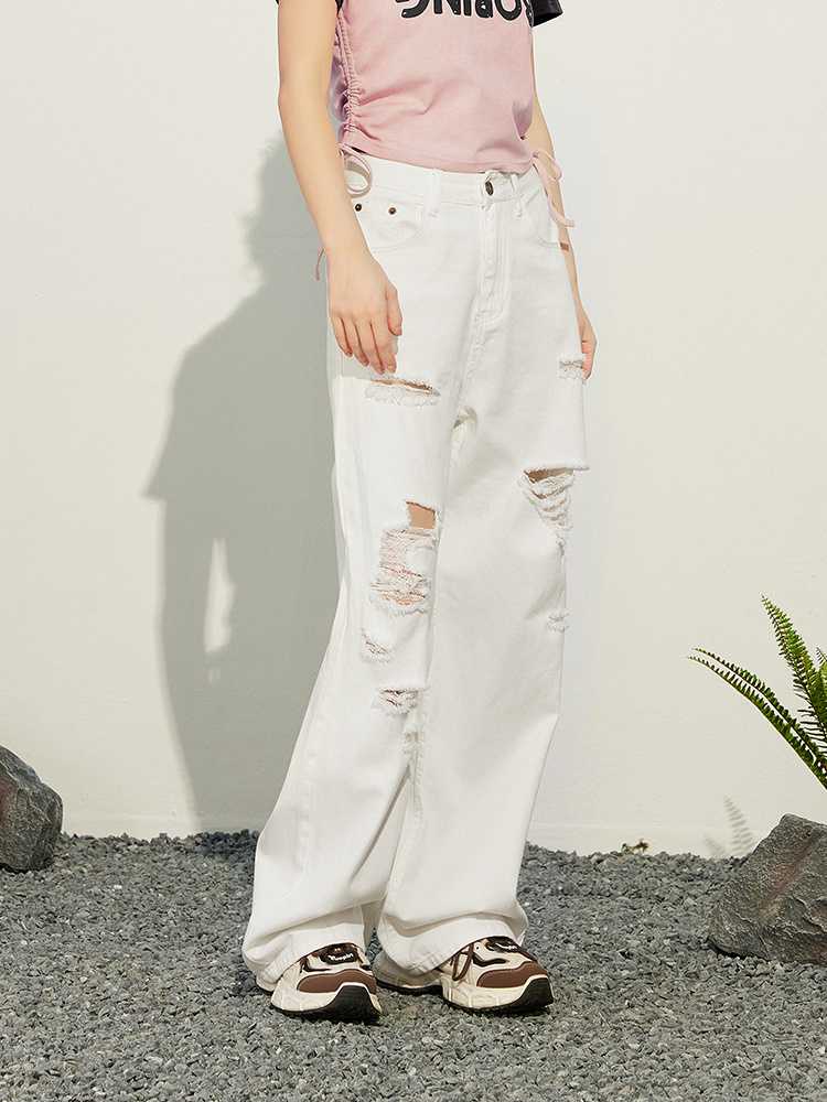 柄シャツ×白コーデで印象アップ!毎日のおしゃれが楽しくなるスタイルアイテム5選