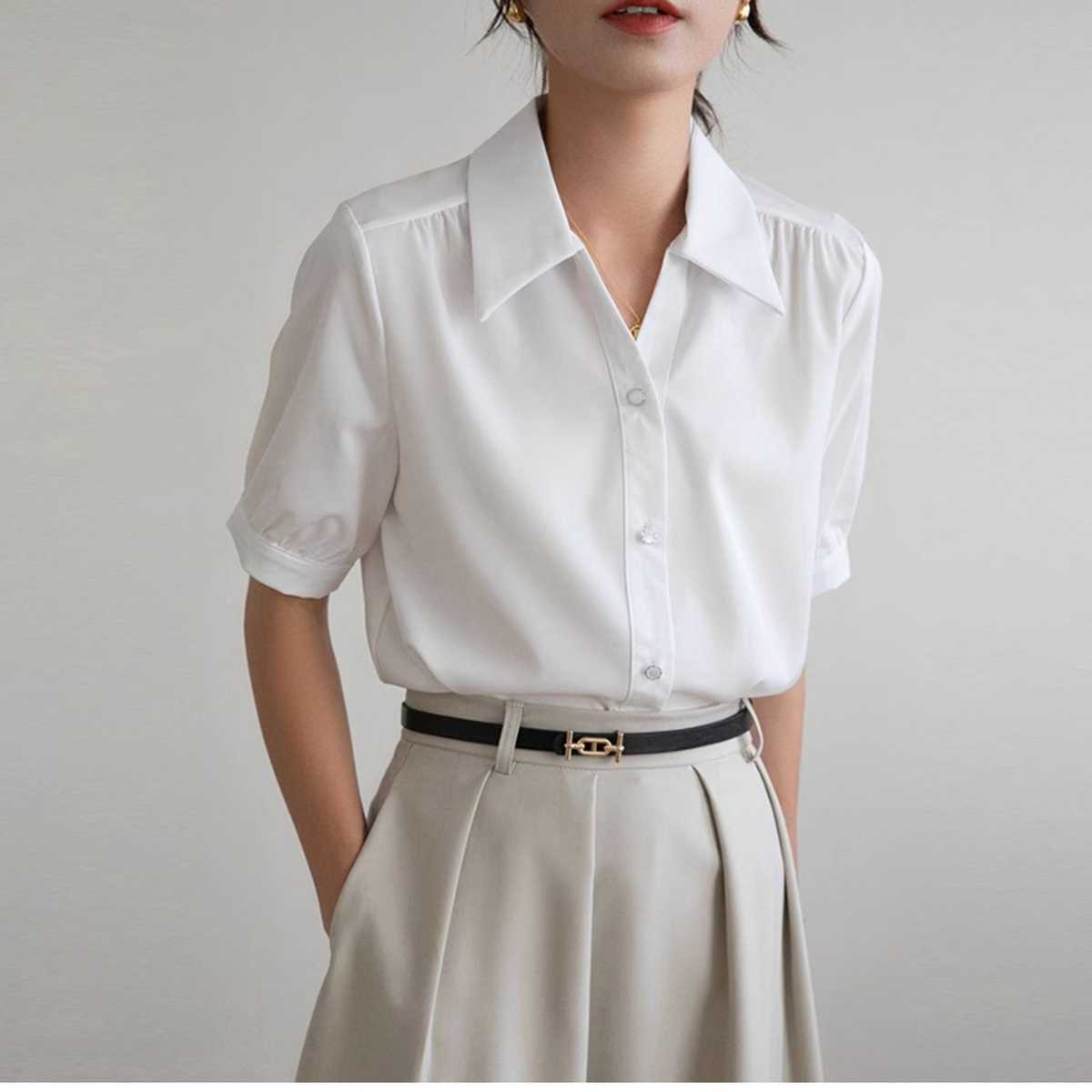 スタイリッシュな印象が叶う!白シャツ黒ベストコーデで魅せる大人の洗練スタイル5選