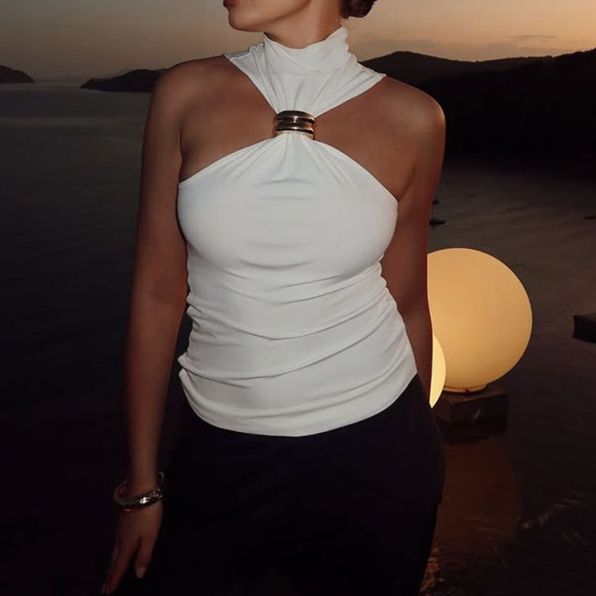 白コーデ 金具付きホルターネックブラウス