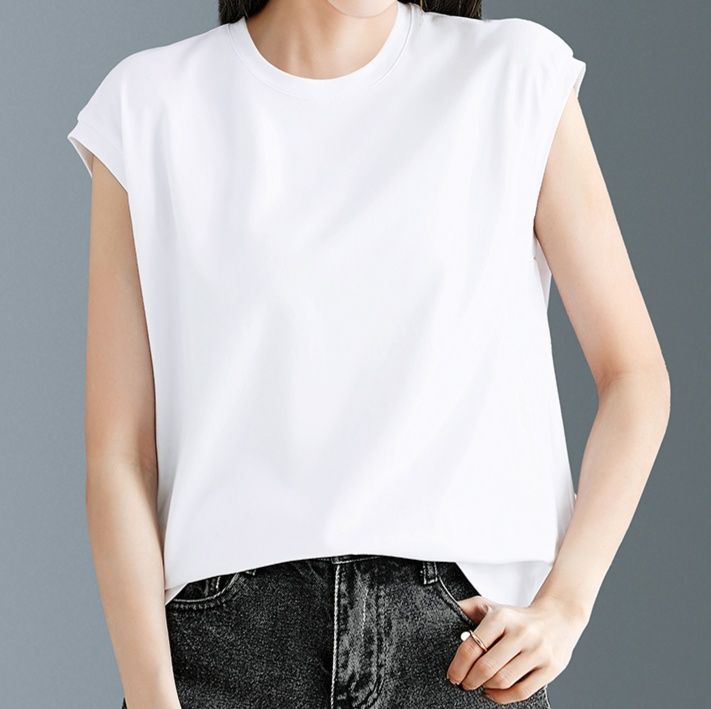 白コーデ すっきりノースリーブシャツ