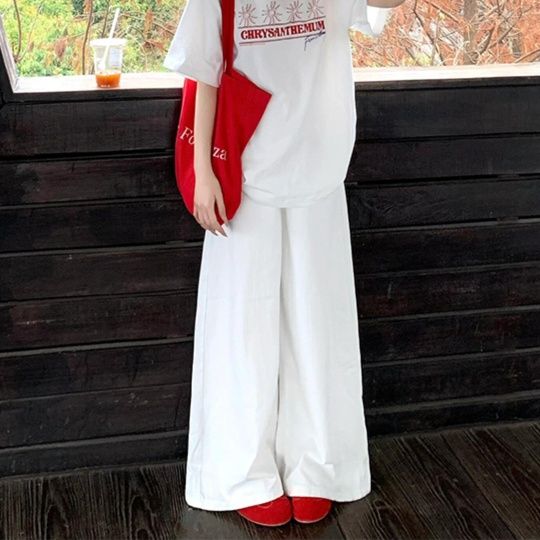 白コーデ ゆったりワイドパンツ