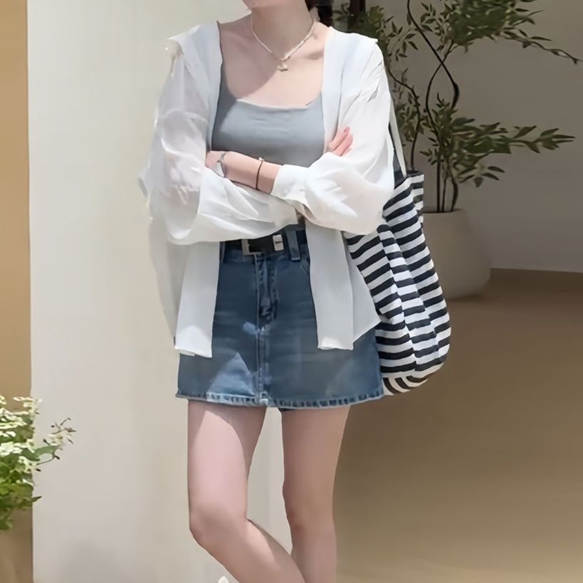 白コーデ さらりシルエット薄手パーカー