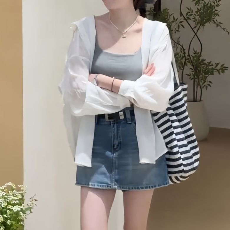 白コーデ さらりシルエット薄手パーカー