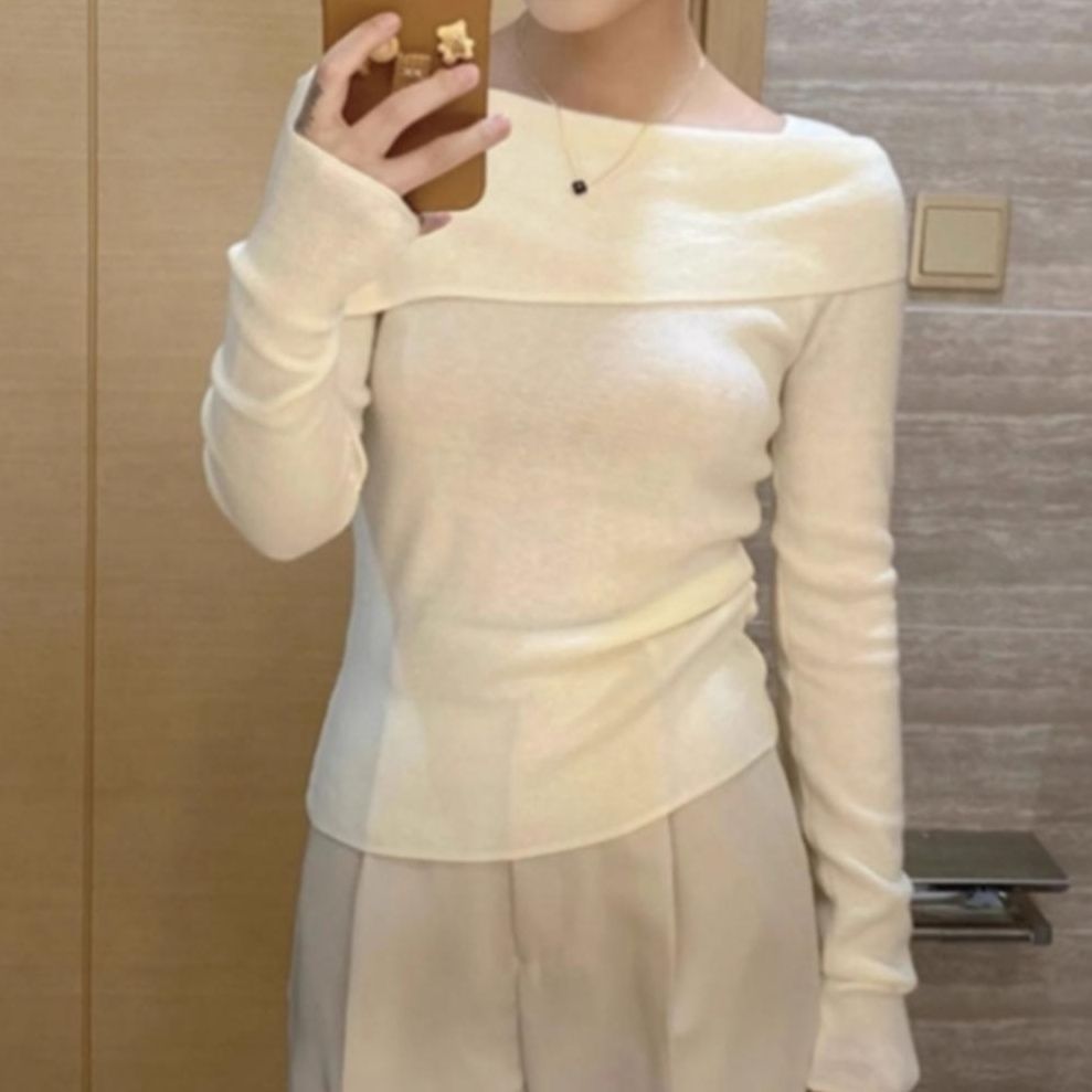 白コーデ 折り返しネックラインニット