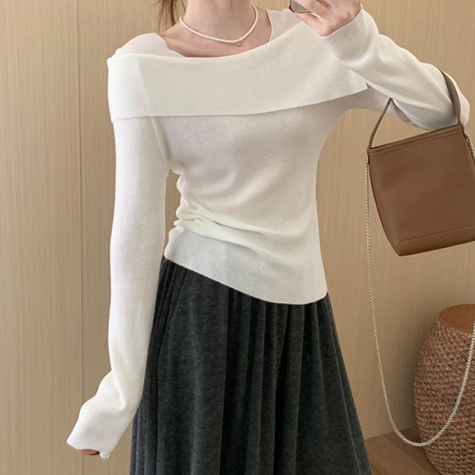 白コーデ 折り返しネックラインニット