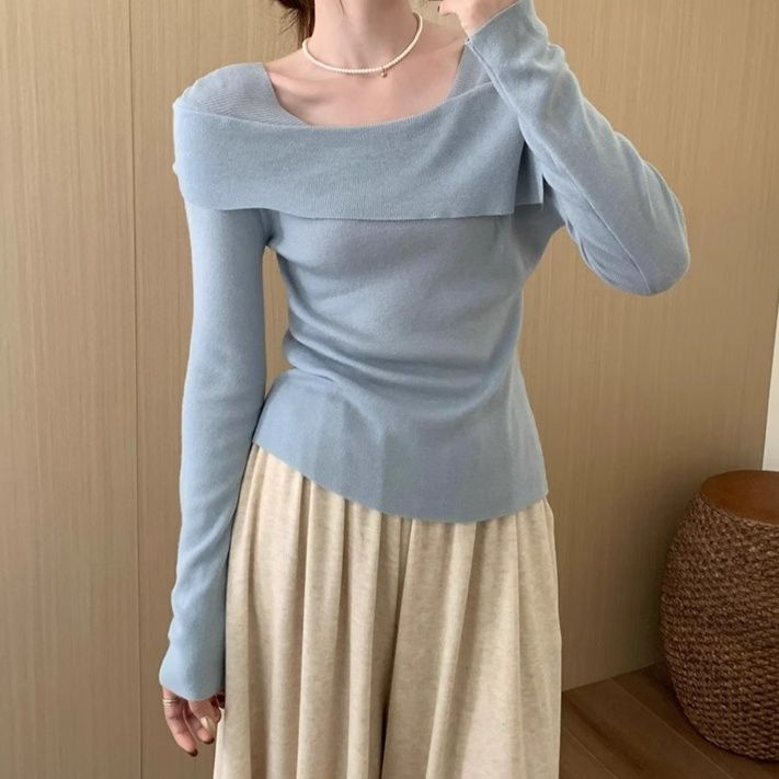 白コーデ 折り返しネックラインニット