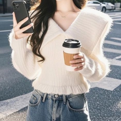 白コーデ ふんわり質感の深みのある襟ニット