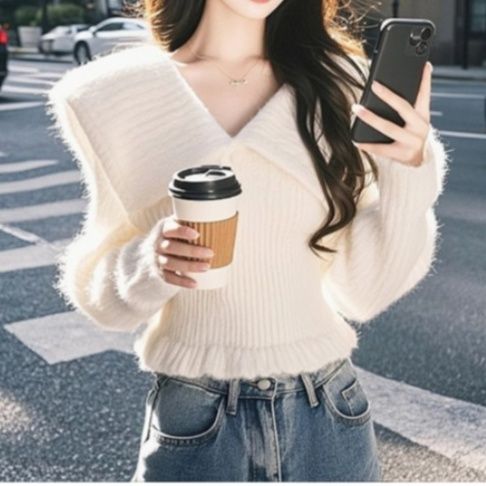 白コーデ ふんわり質感の深みのある襟ニット