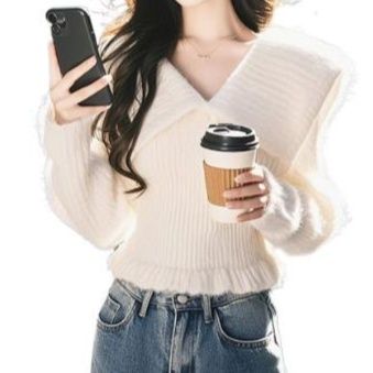 白コーデ ふんわり質感の深みのある襟ニット