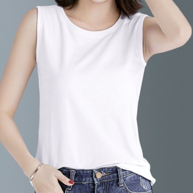 白コーデ すっきりシルエット ノースリーブトップ