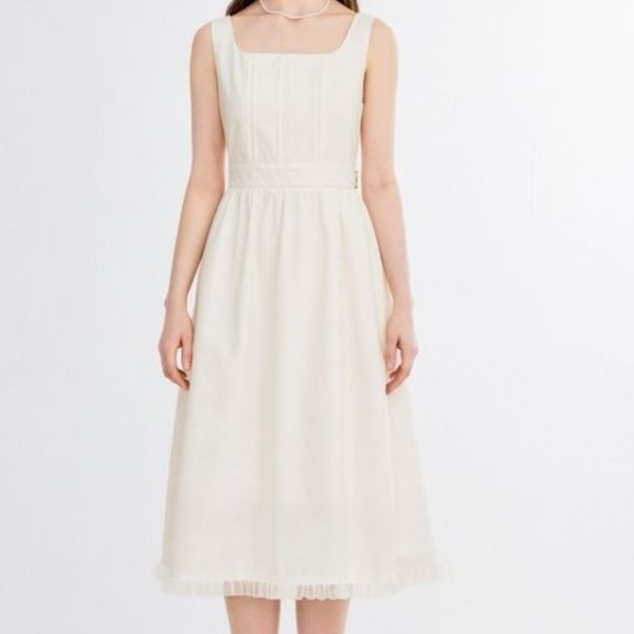 白コーデ 優美なプリーツ スクエアネック ミディ丈ワンピース