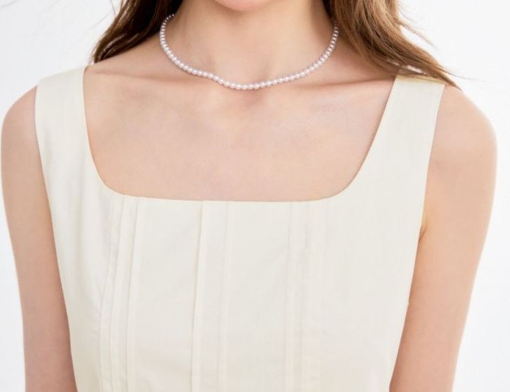 白コーデ 優美なプリーツ スクエアネック ミディ丈ワンピース