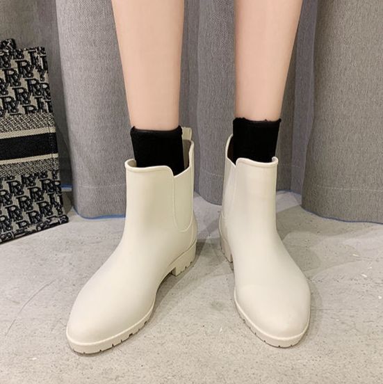 白コーデ ミニマル サイドゴア ショートブーツ👢