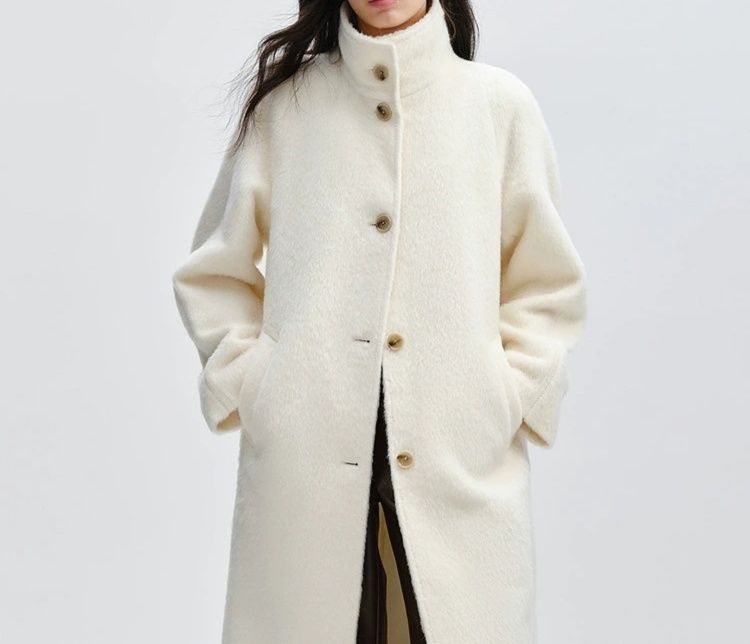 白コーデ ふんわり温もり長め丈コート