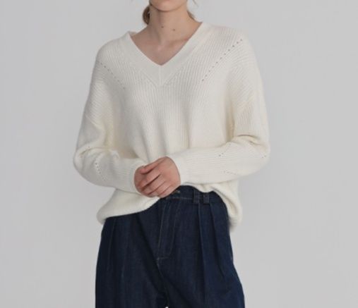 白コーデ 柔らか素材の深Vニット