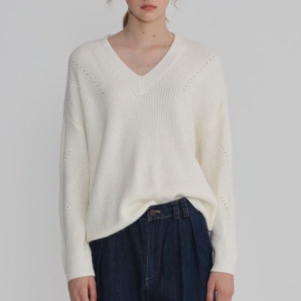 白コーデ 柔らか素材の深Vニット