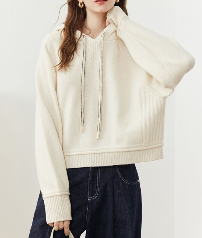 白コーデ あったかフード付きニットプルオーバー