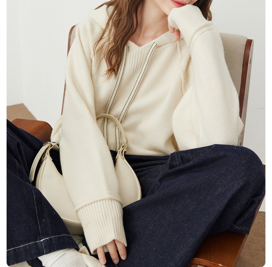 白コーデ あったかフード付きニットプルオーバー